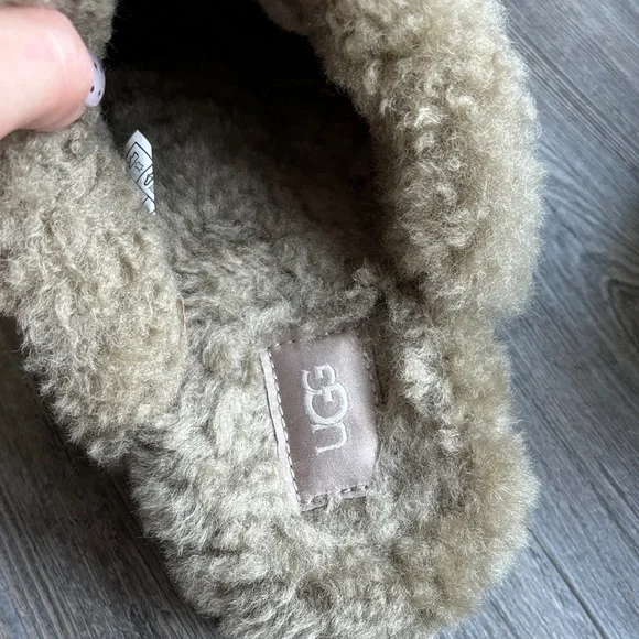 UGG Moccasin - Picture 12 of 12